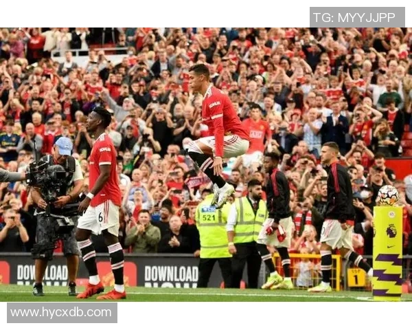 欧冠赛场惊现奇葩事件球迷冲入场内抢C罗球衣引热议